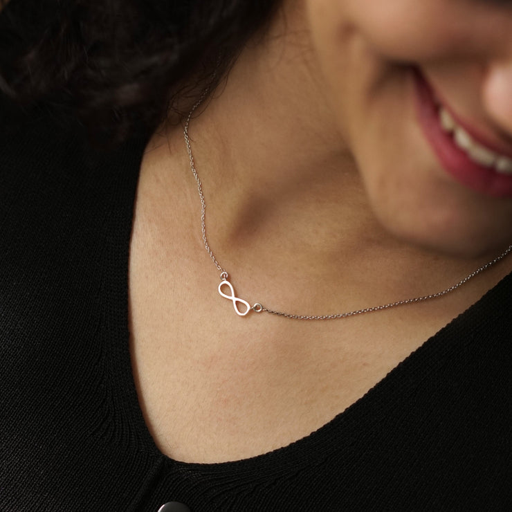 Elegant Silver Necklace Featuring a Stunning Infinity Pendant