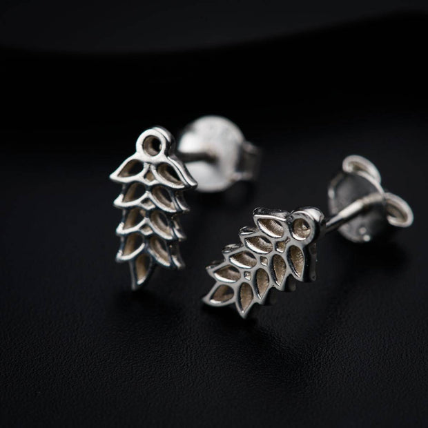 Elegant Silver Earrings Featuring Beautiful Leaf Design