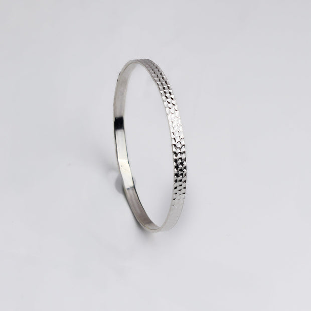 Stijlvolle Gehamerde Zilveren Bangle voor Elegante Looks