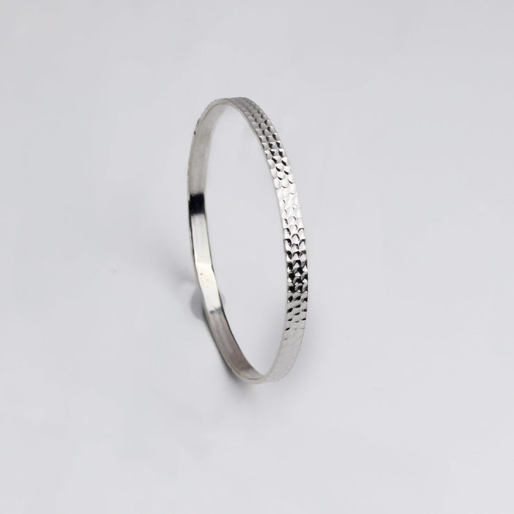 Stijlvolle Gehamerde Zilveren Bangle voor Elegante Looks