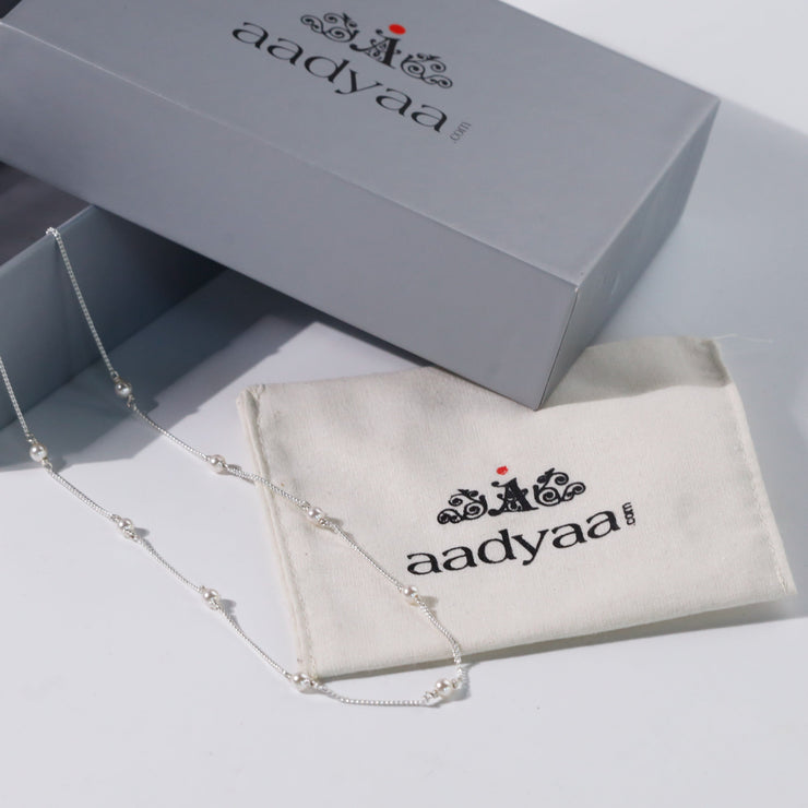 Elegance intemporelle avec notre chaîne classique en perles blanches