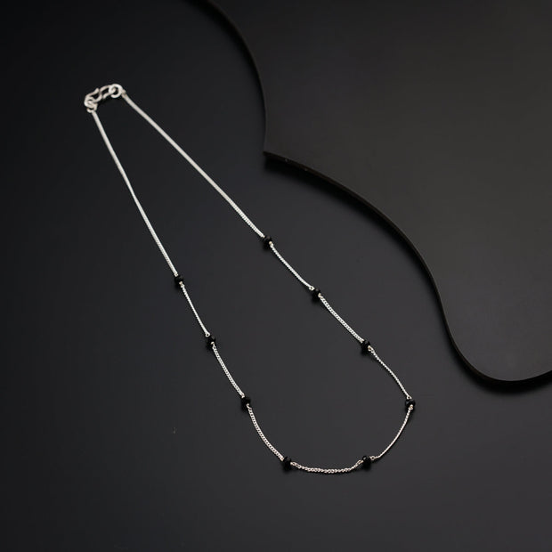 Chaine en Spinelle Noir Court - Élégance Compacte