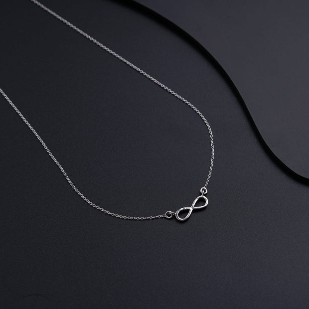 Elegant Silver Necklace Featuring a Stunning Infinity Pendant